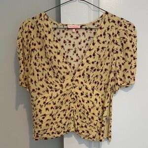 re:named Cream Yellow Floral V-Neck Ruched Short Sleeve Blouse